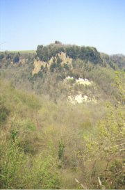 la rocca che sostiene
il Castello d’Ischi
(12214 bytes)